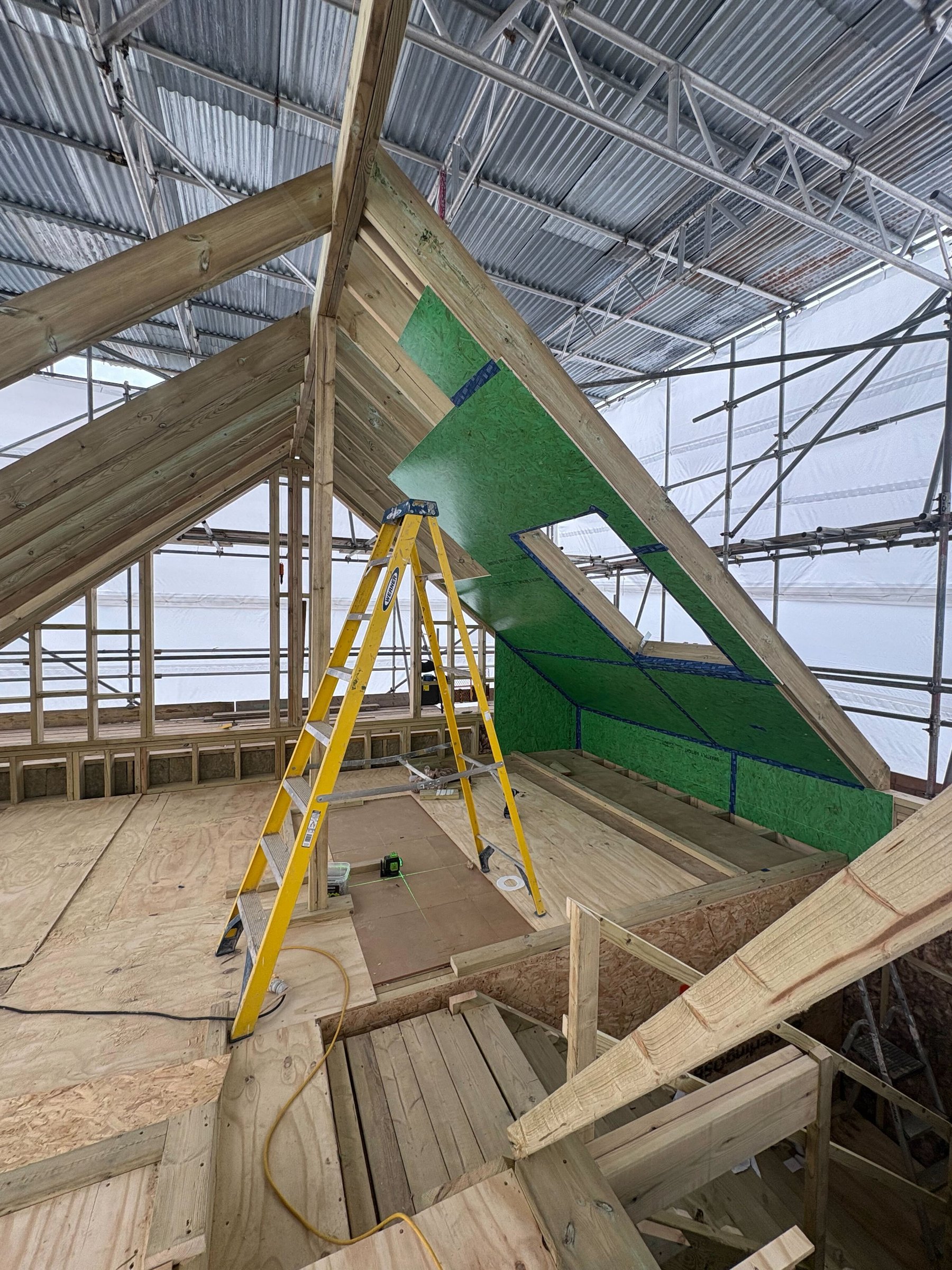 Roof structure with a dormer sheathed in green airtight board